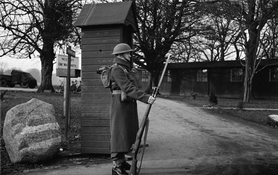Wacht bij het kamp van de Prinses Irene Brigade in Wolverhampton, Bestanddeelnr 934-9239