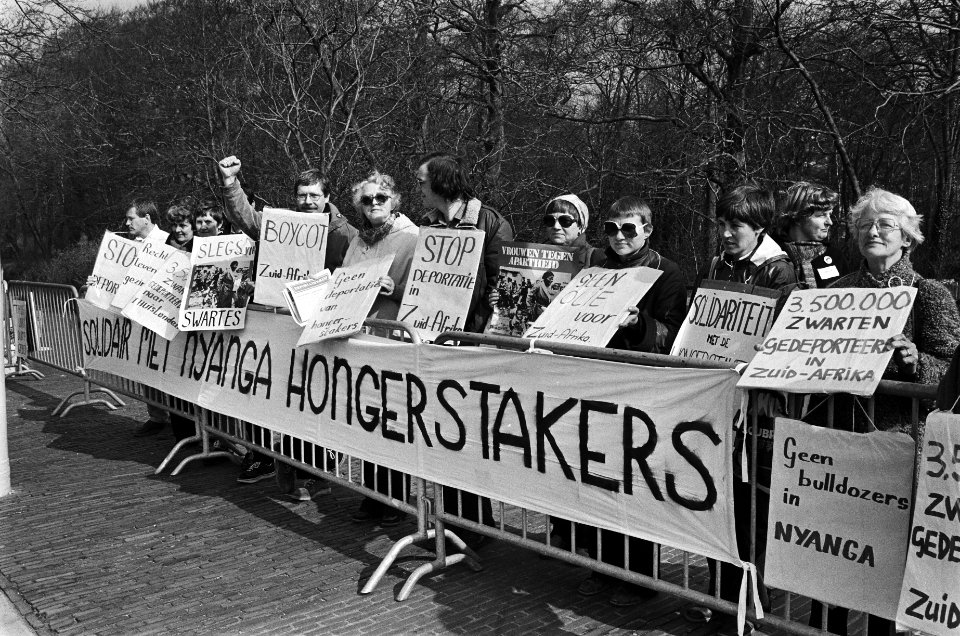 Wacht van enkele mensen t.o. Zuid-Afrikaanse Amerikaanse ambassade in DH voor de, Bestanddeelnr 932-0827
