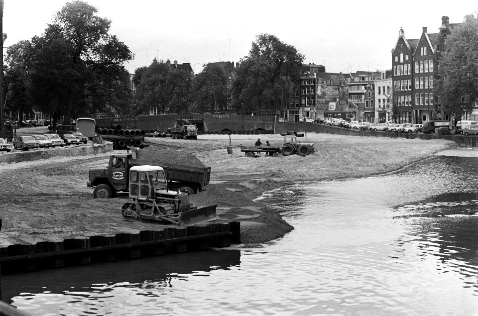 Waalseilandgracht in Amsterdam gedeeltelijk gedempt ivm de aanleg van de metr, Bestanddeelnr 927-9422