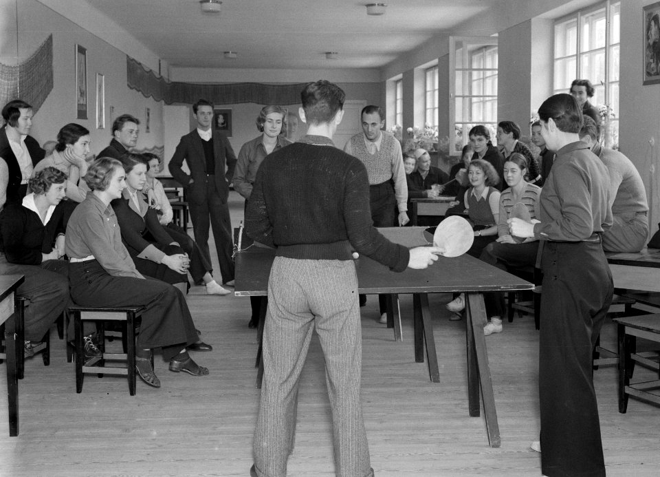 Warschau Centraal Instituut voor Lichamelijke Oefening studenten kijken in een, Bestanddeelnr 190-1331