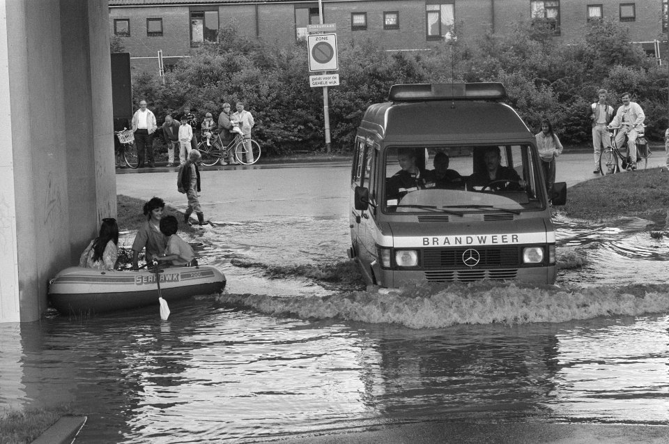 Wateroverlast in Almere door hevige regenval, Bestanddeelnr 934-0374