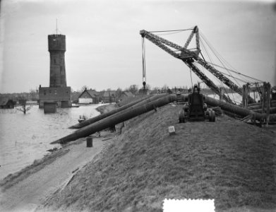 Watersnood 1953. 's-Gravendeel in de Hoekse Waard wordt droog gezogen door het d, Bestanddeelnr 905-5676