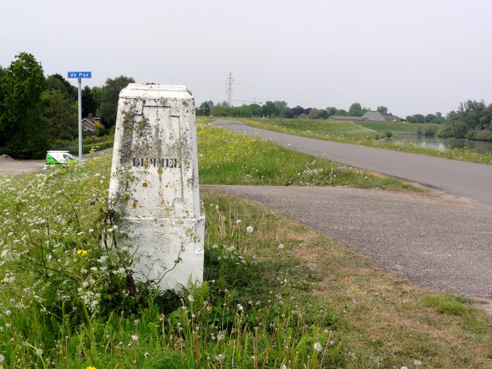 Waalbandijk grenspaal 00-1 links, Bemmel ~ Doornik