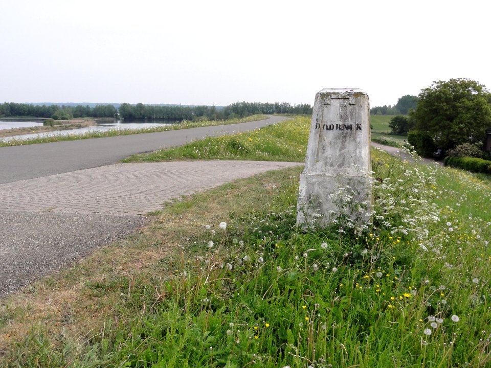 Waalbandijk grenspaal 00-1 rechts, Bemmel ~ Doornik