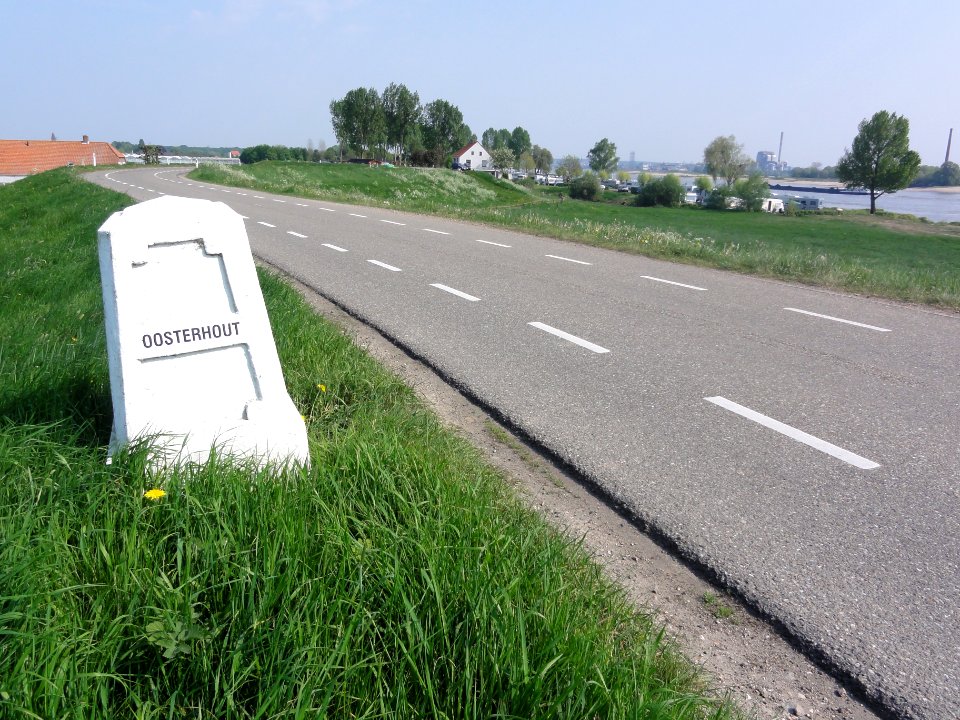 Waalbandijk grenspaal 2 links Oosterhout ~ Slijk-Ewijk