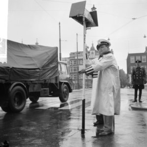 West-Duitse agent regelt verkeer Damrak, Prins Hendrikka de in verband met confe, Bestanddeelnr 916-3497 photo