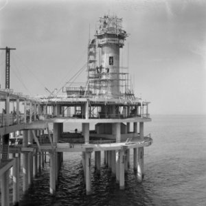 Werkzaamheden pier te Scheveningen Bouw uitkijktoren op de pier, Bestanddeelnr 912-3425