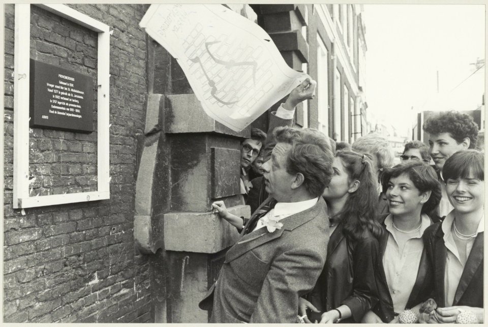 Wethouder Gerard van Noort onthult het eerste Haarlemse monumentenbordje aan het Proveniershuis. NL-HlmNHA 54012296