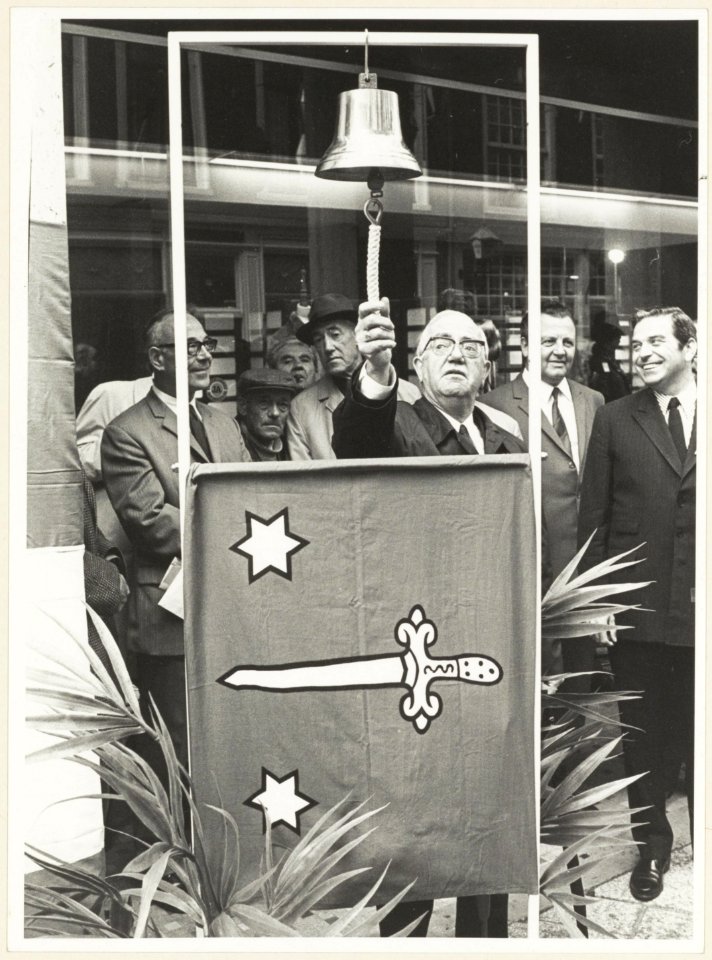 Wethouder W. van Liemt luidt de bel en opent daarmede de Anegang als voetgangersgebied. NL-HlmNHA 54003657