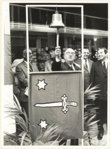 Wethouder W. van Liemt luidt de bel en opent daarmede de Anegang als voetgangersgebied. NL-HlmNHA 54003657