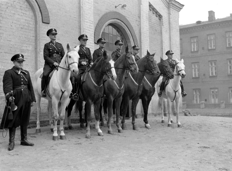 Warschau Een aantal politiefunctionarissen te paard Links, staande een politie, Bestanddeelnr 190-1284
