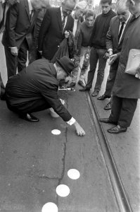 Wethouder Ham plakt op het Leidseplein de eerste eierkoeken, Bestanddeelnr 921-6833