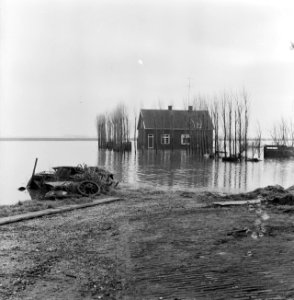 Wateroverlast in de Biesbosch, ondergelopen huis van de heer Huigen in de Paulus, Bestanddeelnr 918-5854