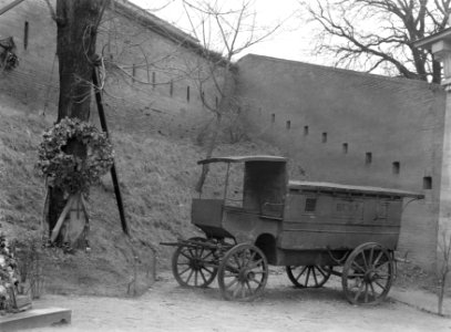Warschau Citadel executieplaats van Poolse vrijheidsstrijders Een celwagen vo, Bestanddeelnr 191-0031