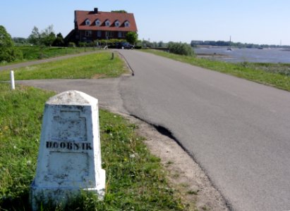 Waalbandijk grenspaal 00-2 links Doornik ~ Lent