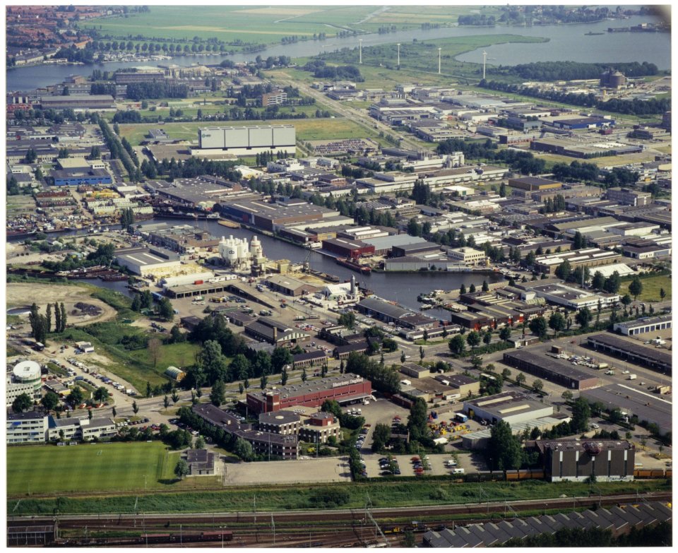 Waarderpolder met verschillende bedrijven en fabrieken. NL-HlmNHA 54030270