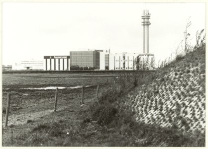 Waarderpolder met Pharmachemie en de PTT- toren. NL-HlmNHA 54031672