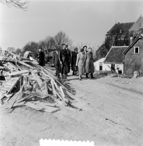 Watersnoodramp 1953. Koningin Juliana bezoekt Nieuw-Vossemeer, Bestanddeelnr 905-6099