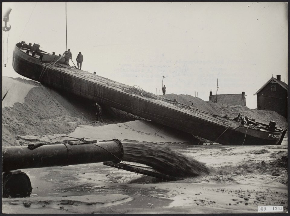 Watersnood 1953. Het herstel bij Papendrecht. Terug over de dijk takelen van e, Bestanddeelnr 059-1249
