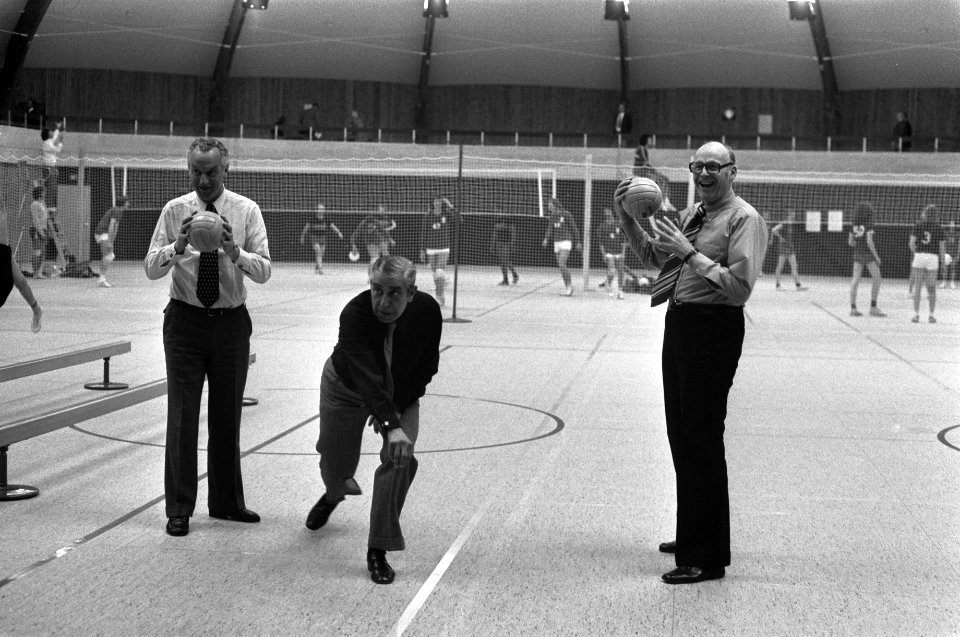Wethouder Verhey opent Sporthal Oost in Amsterdam, J. van Zanten (NL elftal), Ja, Bestanddeelnr 927-1378
