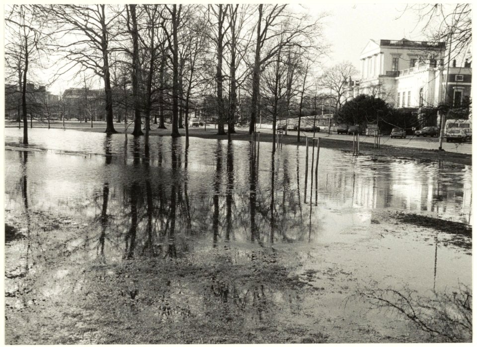 Wateroverlast door dooi op het Vlooienveld. Achtergrond Paviljoen Welgelegen. NL-HlmNHA 54021082