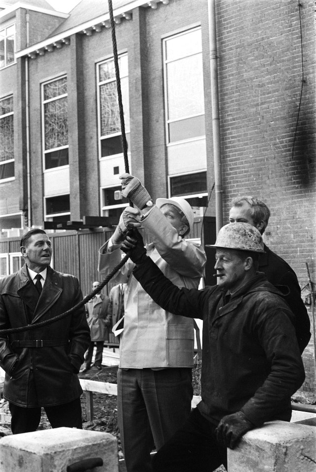 Wethouder L. J. Kuijpers van Amsterdam slaat eerste paal voor nieuwe vleugel van, Bestanddeelnr 923-9821