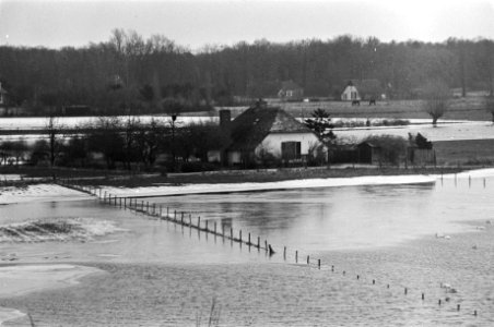 Wateroverlast door smelt- en regenwater. Boerderij bij Deventer totaal door wate, Bestanddeelnr 931-8988