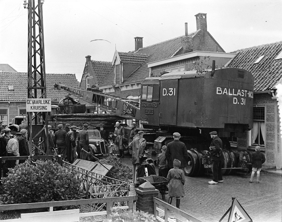 Watersnood 1953. Dragline uit Poortvliet bezig met herstelwerkzaamheden in Stav…, Bestanddeelnr 905-7612