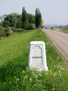 Waalbandijk grenspaal 3 links, Slijk-Ewijk ~ Loenen