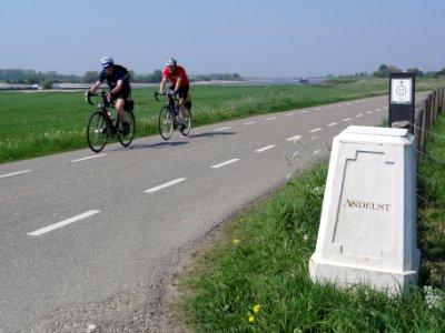 Waalbandijk grenspaal 5 rechts Wolferen ~ Andelst