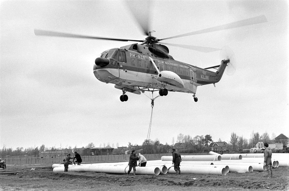 Waterleidingbuizen per helicopter gelegd bij Woerden buizen worden opgehaald bi, Bestanddeelnr 928-8776