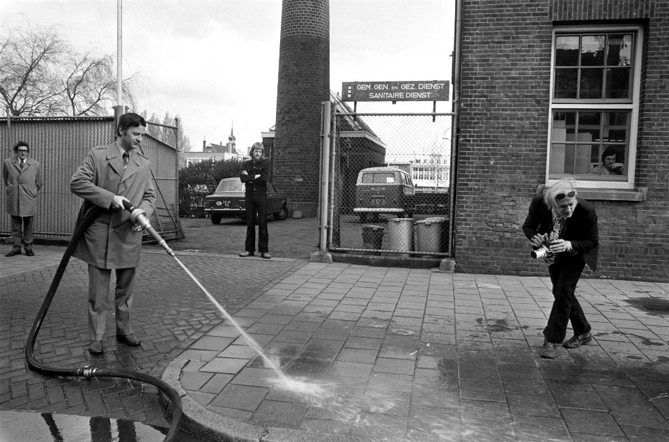 Wethouder Van der Eyden start schoonmaak-aktie op Zeeburgerdijk, Bestanddeelnr 926-3933