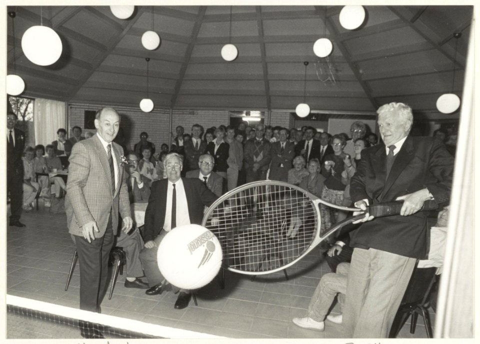 Wethouder van Sportzaken Piet Sikma (rechts) opent de nieuwe kantine van de tennisverenigingen DSS en NVA. Links DSS-voorzitter C. Hoenderdos. NL-HlmNHA 54023597