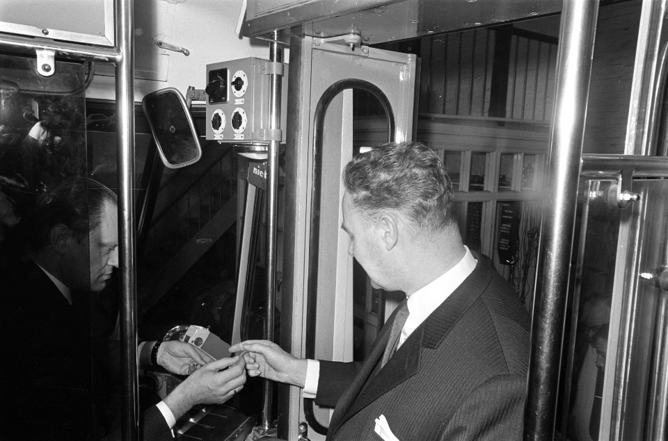 Wethouder G.K.J.M. Hamm stempelt zijn tramkaartje af in de eerste Amsterdamse ze, Bestanddeelnr 921-8663