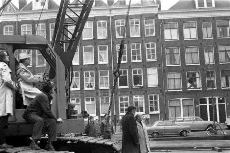 Wethouder Kuypers slaat eerste paal van 18 woningen op hoek Egelantiersgracht en, Bestanddeelnr 925-3088