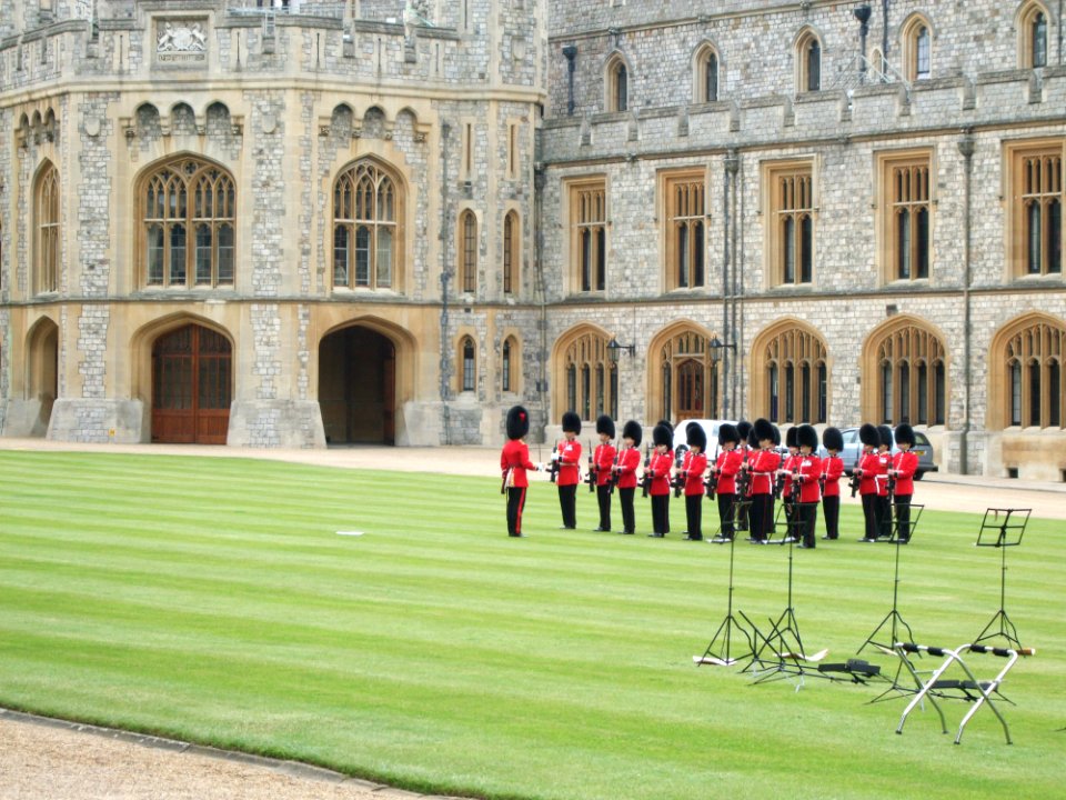 Windsor Guard Change new guard present arms