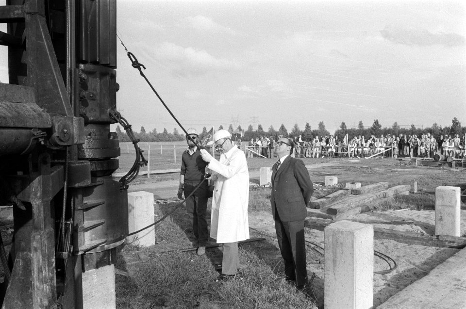 Wethouder Verheij slaat eerste paal op sportpark De Weren , opdracht Parool, Bestanddeelnr 927-3773