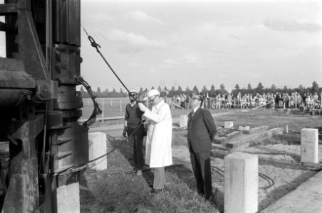 Wethouder Verheij slaat eerste paal op sportpark De Weren , opdracht Parool, Bestanddeelnr 927-3773