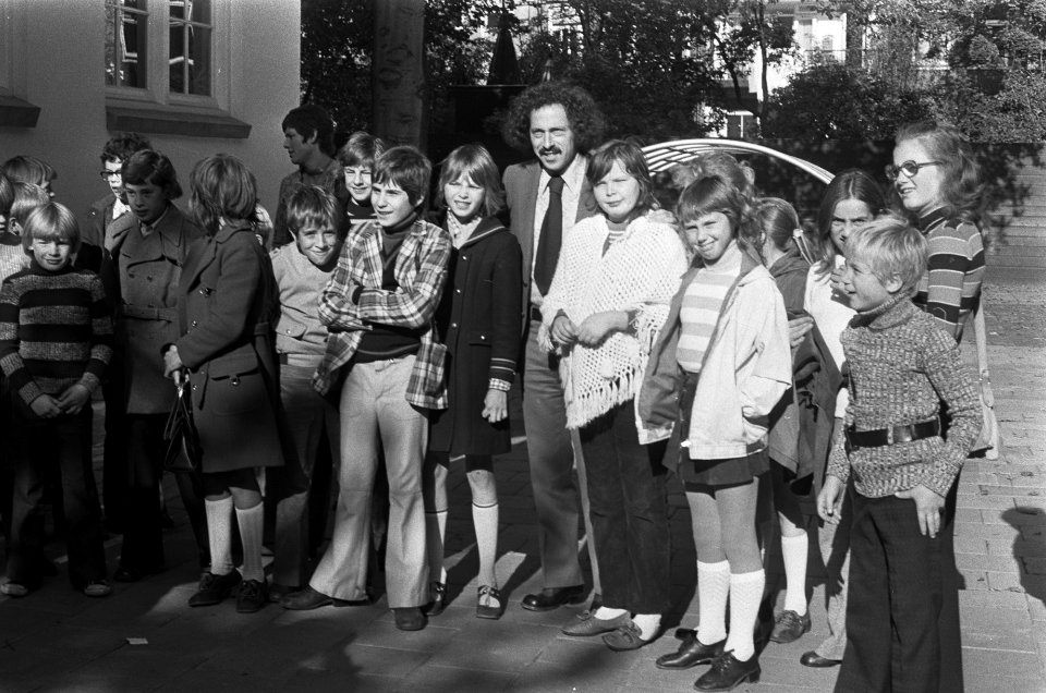 Wethouder Van der Velde heropent Winklerschool, Van der Velde tussen de kinderen, Bestanddeelnr 925-9480
