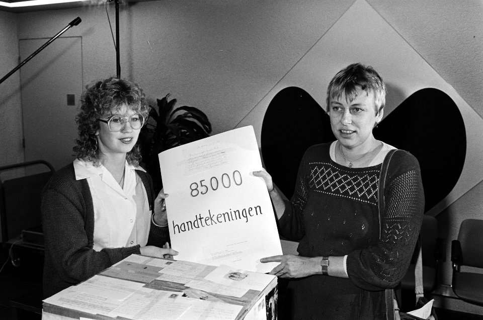Wethouder Van den Klinkenberg krijgt 85.000 handtekeningen aangeboden, Bestanddeelnr 932-4504