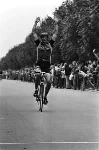 Wielrennen Ronde van Kortenhoef Jan Raas als eerste over de finish, Bestanddeelnr 929-8438