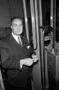 Wethouder G.K.J.M. Hamm stempelt zijn tramkaartje af in de eerste Amsterdamse ze, Bestanddeelnr 921-8664