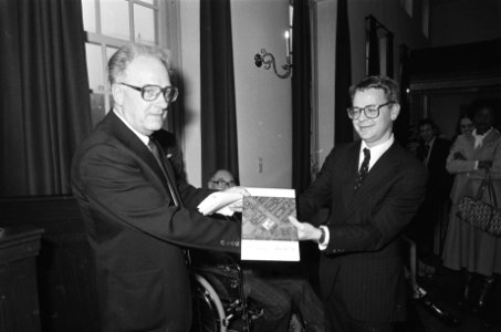 Wethouder Kuypers (l) opent verpleeghuis Amstelhof, Bestanddeelnr 930-0130