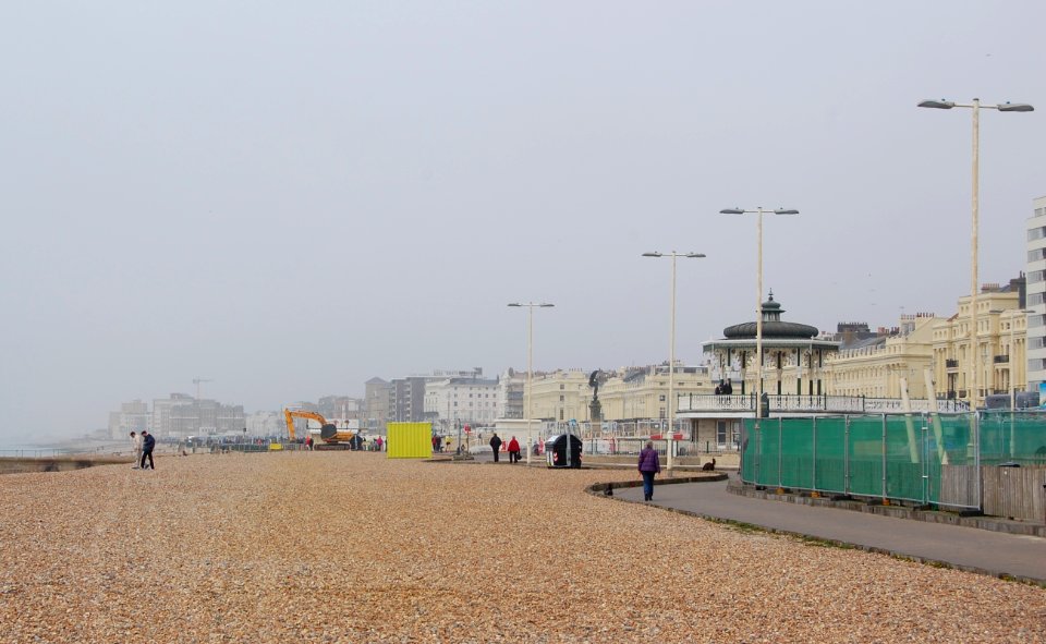 Westward view along Brighton Beach (April 2018)