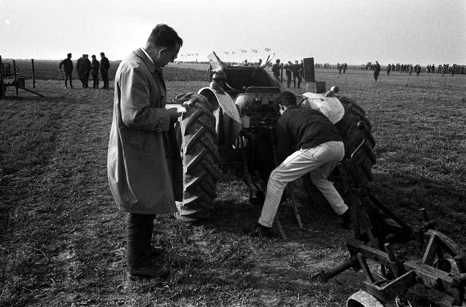 Winnaar Klaas Eelman tijdens werkzaamheden aan zijn tractor, Bestanddeelnr 918-3665