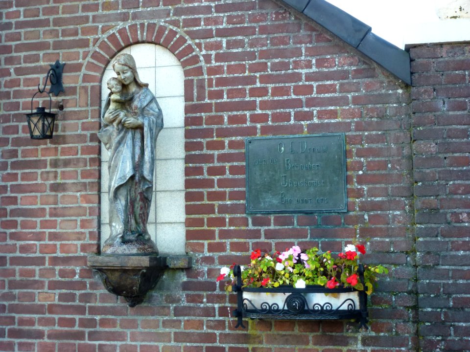 Weurt (Beuningen Gld) Huize Weurt, Past.v.d.Marckstraat 12 Mariabeeld met plaquette