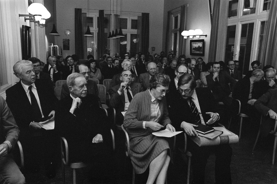 Wethouder Heerma krijgt boek van P. Kranenberg , direkteur Concern stafdienst He, Bestanddeelnr 931-8347