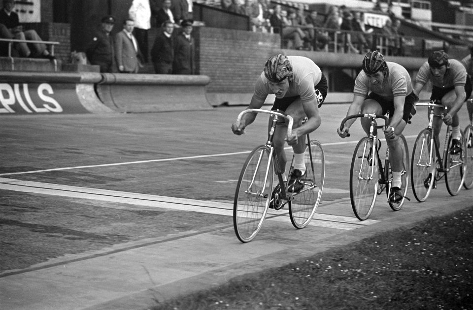Wielrennen Olympisch Stadion . Sprint tussen de Belg Van Lancker (links) en Jan , Bestanddeelnr 921-4163