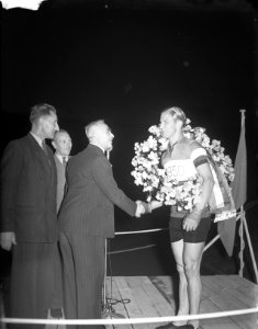 Wielrennen stadion Schulte wordt geluk gewenst door jonkheer M.van den Berch van, Bestanddeelnr 904-0858