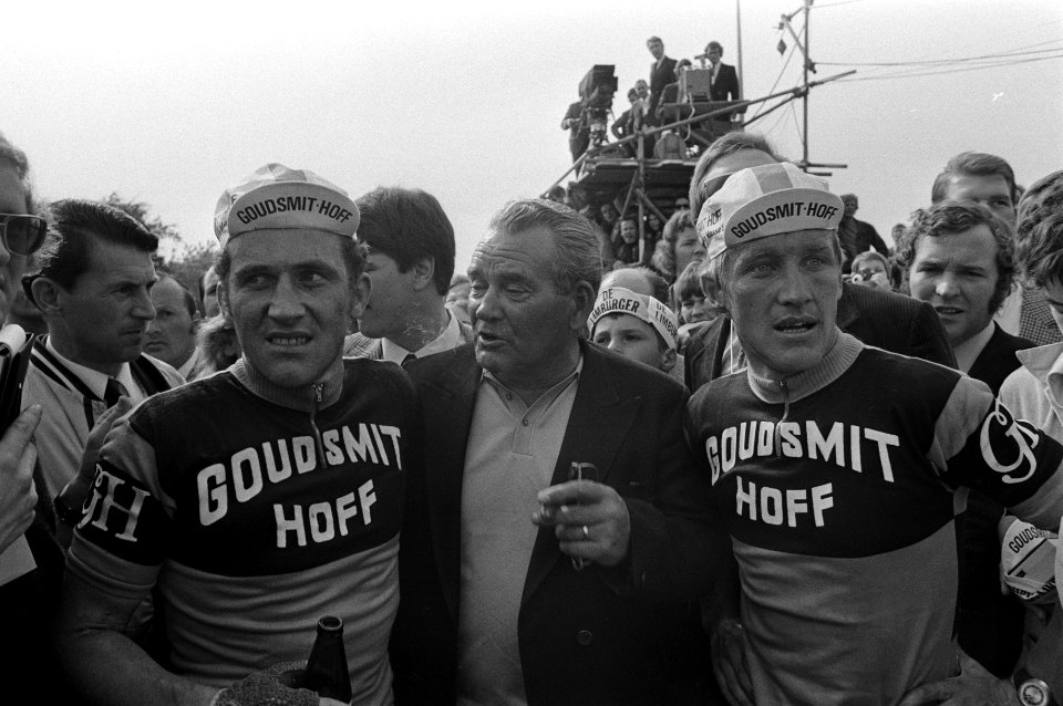 Wielrenner en winnaar Tino Tabak (r), voormalig kampioen Kees Pellenaars (m) met, Bestanddeelnr 925-6936